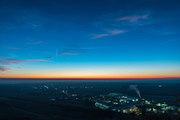 blauer himmel mit orangem streifen vor dem sonnenaufgang