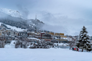 vue sur la ville de St-Moritz dans les Grisons dans les alpes suisses sous la neige avec un temps neigeux et des nuages gris