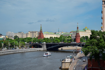 Obraz premium Moscow, Russia - May 13, 2019: The view of the Moskva river and the Kremlin from the Patriarshy Bridge on a sunny day
