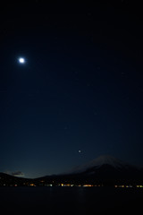 Fototapeta premium 美しい夜景の広角の富士山