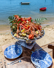 CAP FERRET (France), plateau de fruits de mer au bord du Bassin d'Arcachon
