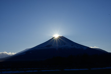 Diamond Fuji is a phenomenon in which the sun appears like a diamond when it overlaps the top of Mt. Fuji.