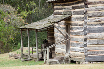 Naklejka premium Log Cabin in a field of grass