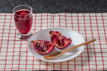 ざくろ　Bright red and beautiful pomegranate fruit