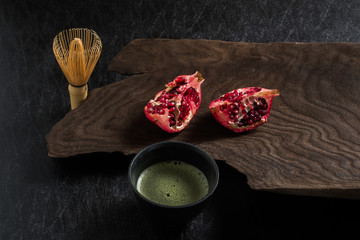 ざくろ　Bright red and beautiful pomegranate fruit