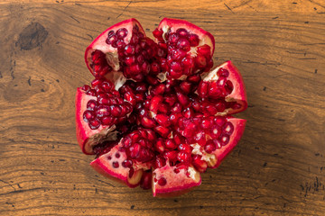 ざくろ　Bright red and beautiful pomegranate fruit