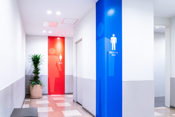 モダンな公衆トイレの入り口