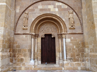 Fototapeta na wymiar mittelalterliche tür in einer kirche
