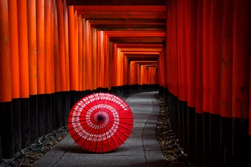 Poster Kyoto, Japan - 22 november 2019: Japanse paraplu en rode torii-poorten loopbrug bij het heiligdom Fushimi inari in Kyoto, Japan. © Phutthiseth