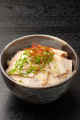 豚バラネギ塩丼