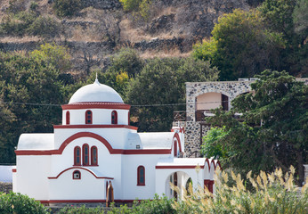Braun weiße Kirche auf der Vulkaninsel Nisyros am Ägäischen Meer Griechenland