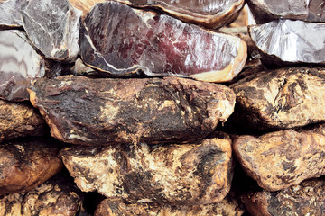 Cecina de vaca curada fresca en el mercado para la venta.