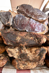 Cecina de vaca curada fresca en el mercado para la venta.