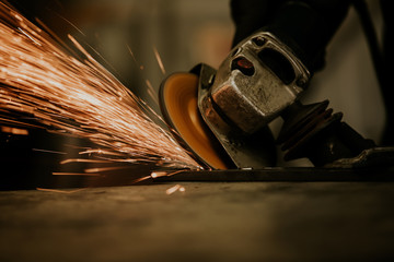 Artisan en action dans son atelier 