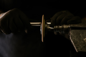 Artisan en train de bricoler