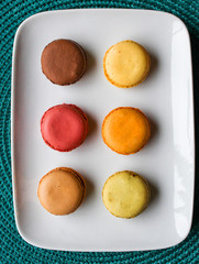 Macaron dans une assiette au chocolat citron fraise