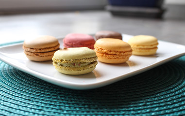 Macaron dans une assiette au chocolat citron fraise