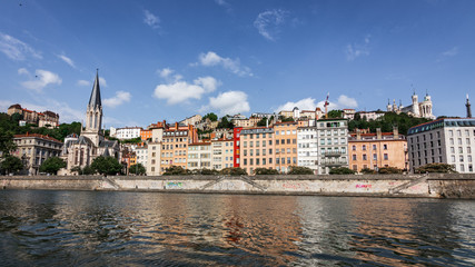 Fototapeta na wymiar Panorama du quartier Vieux Lyon depuis la rivière Saône en été