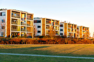 Wohnblöcke im Abendlicht