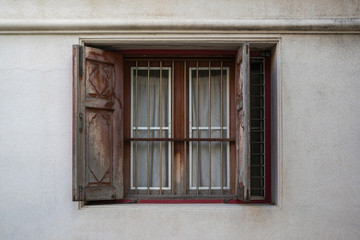 Obraz premium Old windows and wall background photo