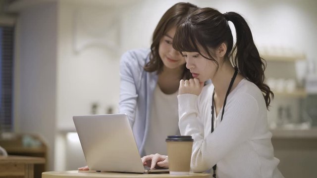 ノートパソコンで仕事をしている二人の女性