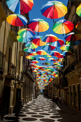 Regenschirme in der Fußgängerzone von Iglesias auf Sardinien am Mittelmeer