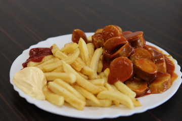 Currywurst mit Pommes