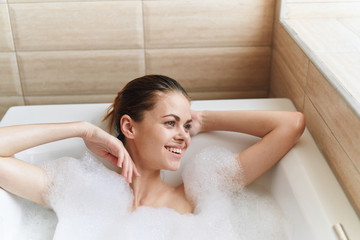 Naklejka premium woman relaxing in bubble bath