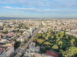 Naklejka premium city boulevard and park