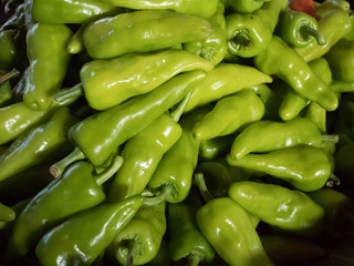 Chiles verdes frescos listos para vender