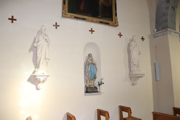 L'église Saint André dans le village Alba la Romaine - Département de l'Ardèche - France -...