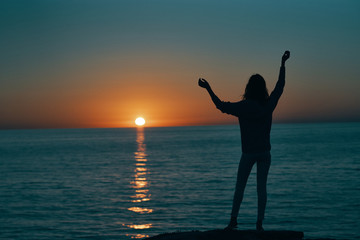 Fototapeta premium silhouette of a woman at sunset