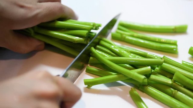 空芯菜を切る