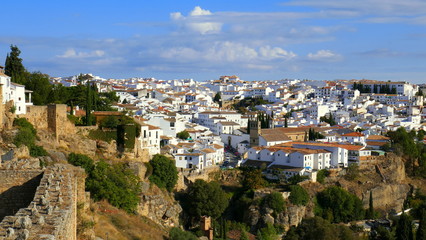 Fototapeta na wymiar schöner Blick auf Ronda mit alter Stadtmauer und vielen weißen Häusern