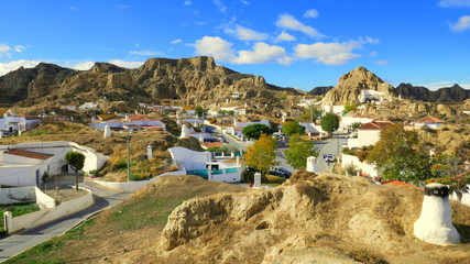 Die Stadt Guadix in Andalusien mit vielen Höhlenwohnungen in der Landschaft