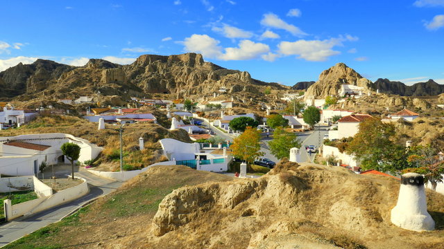 Die Stadt Guadix in Andalusien mit vielen H&ouml;hlenwohnungen in der Landschaft