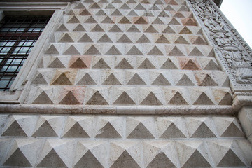 particolari di una facciata di un palazzo del medioevo a Ferrara