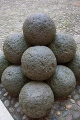 serie di palle di marmo usate per sparare con i cannoni