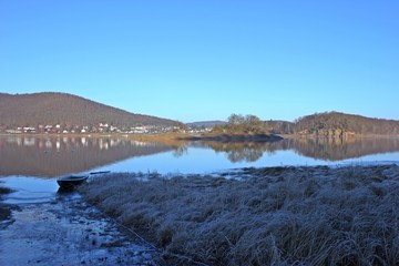 Fototapeta na wymiar Die Bringhäuser Bucht im Edersee im Winter