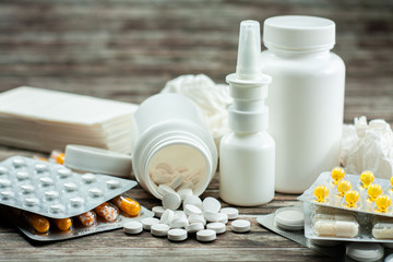 Medikamente bei Erkältung. Tabletten in Blistern und Pillendöschen, Nasenspray und Taschentücher...