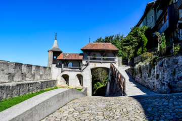 Fototapeta na wymiar entrée et chemin de garde du château de Gruyères est un château situé dans la ville suisse de Gruyères dans le canton de Fribourg.