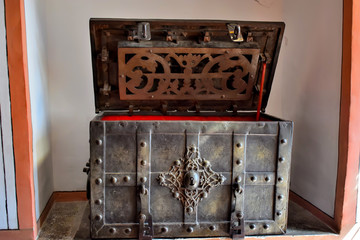 malle coffre fort en métal au château de gruyère suisse