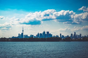 Naklejka premium Toronto skyline with a beautiful blue sky with clouds, Toronto, Ontario, Canada