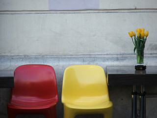 dwa krzesła i tulipany na stole