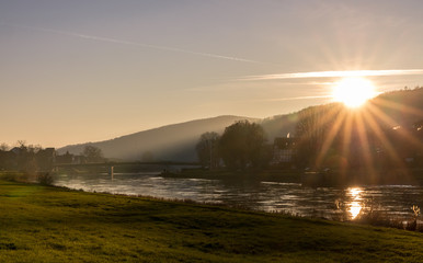 Die untergehende Sonne an der Weser in Bodenwerder am Neujahrstag
