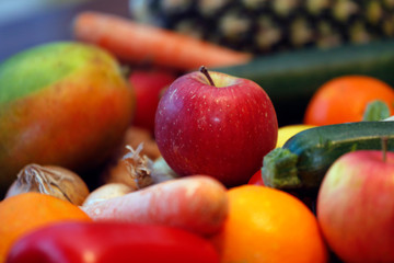 Roter Apfel mit frischem Obst und Gemüse