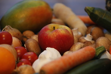 Roter Apfel mit frischem Obst und Gemüse