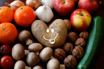 Kartoffel herzform mit lachendem Gesicht, Obst und Gemüse