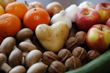 Herzförmige Kartoffel mit frischem Obst und Gemüse