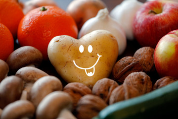 Herzförmige Kartoffel mit lachendem Gesicht, Obst und Gemüse